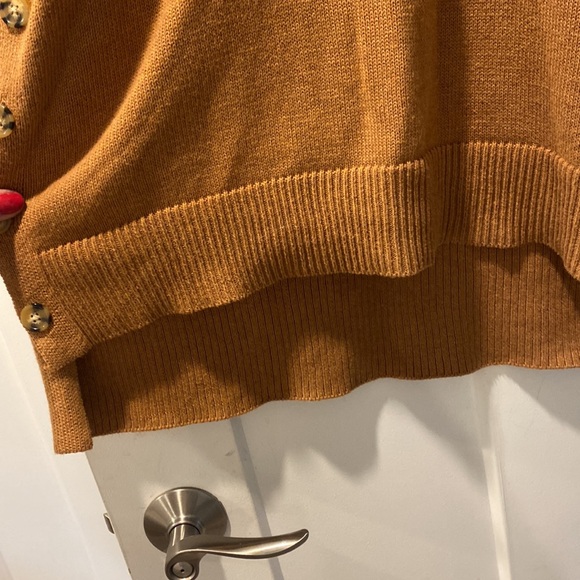 Tahari Tunic V-Neck Hi-Lo Sweater with Beautiful Tortoiseshell Button Accents - Picture 3 of 9